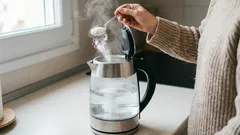 Zamiast octu i sody oczyszczonej dodaję ten niedrogi proszek. Osady wapienne znikają z czajnika jak za dotknięciem czarodziejskiej różdżki.