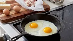 Dlaczego do przygotowania idealnej jajecznicy trzeba używać zimnej patelni: technika, która odmieni Wasze poranki