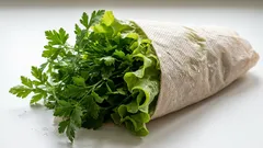 Ta prosta papierowa serwetka pozwoli zachować świeżość ziół przez ponad 10 dni i uwolni Cię od kłopotów związanych z przechowywaniem warzyw w szufladzie na warzywa.