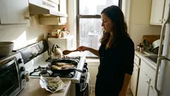 Jak przyrządzić rybę bez roznoszenia się zapachu po całym mieszkaniu: sztuczka z liściem laurowym