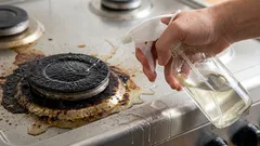 Kuchenka będzie lśniła czystością: podpowiemy, jak szybko usunąć zabrudzenia i osady