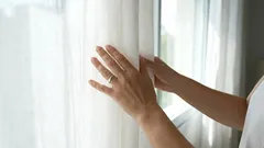 Zamiast wlewać go do szklanki, wlej go do pralki. Twoje szare zasłony będą jak nowe.