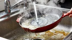 Wiele gospodyń domowych nieprawidłowo myje tłuste patelnie: zapamiętaj prosty sposób na szybkie umycie naczyń