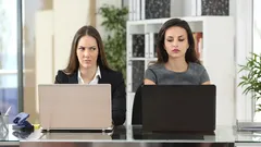 Jak rozpoznać, że ktoś cię potajemnie nienawidzi: 6 gestów, które przeoczasz