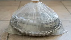 Jak w 10 minut usunąć osad wapienny z węża prysznicowego: tani sposób bez użycia środków chemicznych