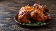 Czym przyprawić kurczaka, aby mięso było soczyste i miękkie: trzy najlepsze marynaty do pieczenia w piekarniku